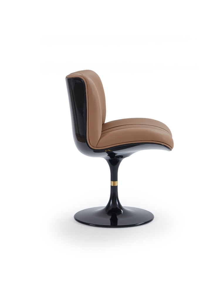 Chaise Kiss pivotante cuir camel | L'Empreinte - Chaises