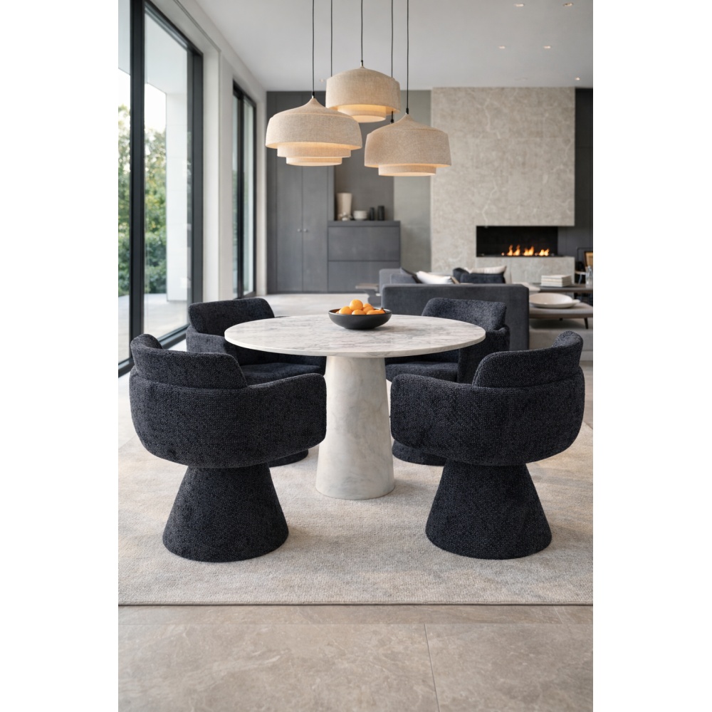 Fauteuil pivotant noir au design sculptural avec tissu texturé et assise enveloppante. Idéal pour salle à manger, bureau ou inté